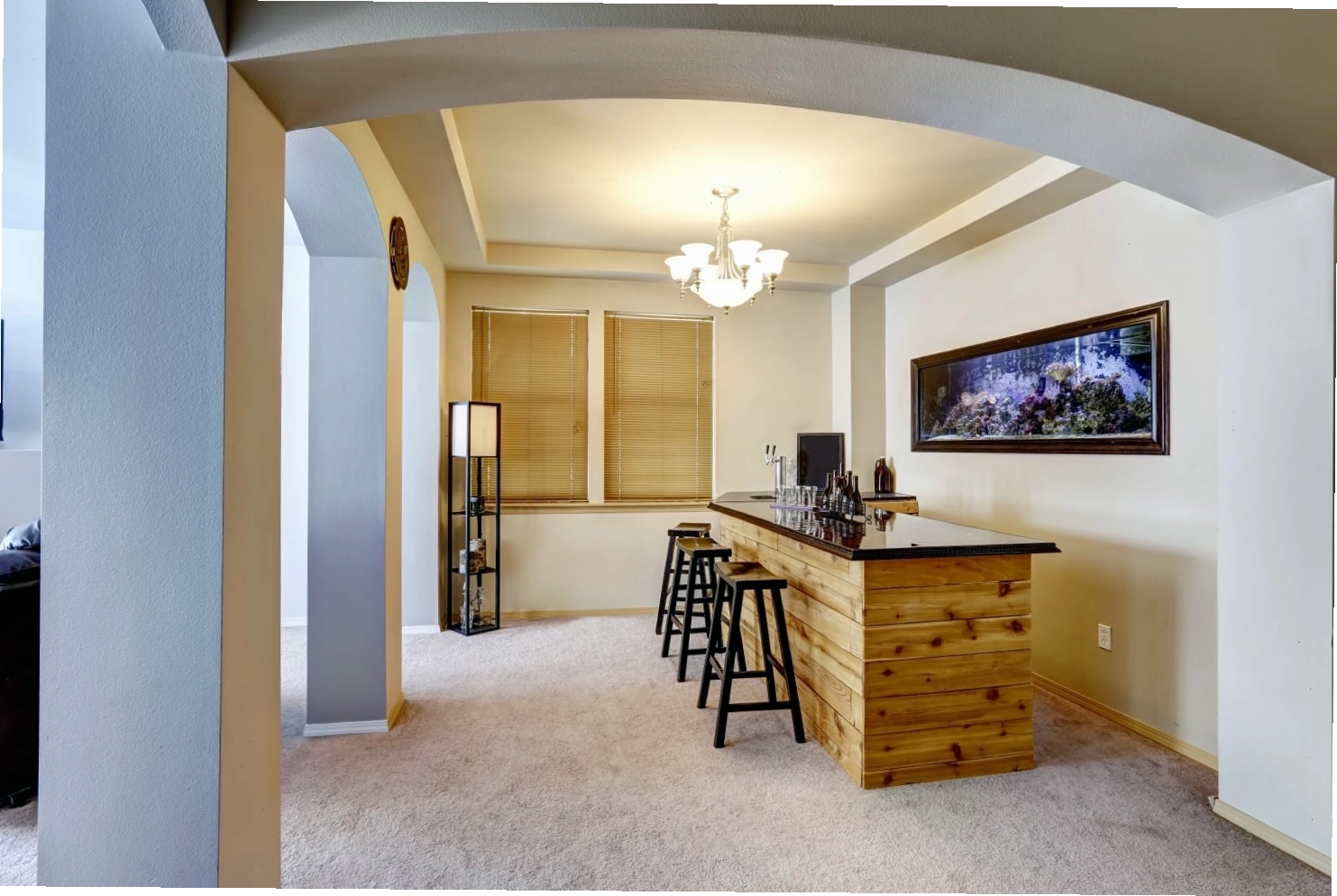 Thiết kế nội thất kết hợp quầy bar và hồ cá, mang yếu tố Thủy theo Feng Shui