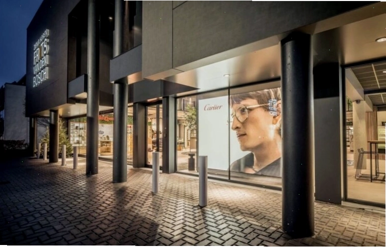Thiết kế nội thất shop mắt kính Van Den Bosch