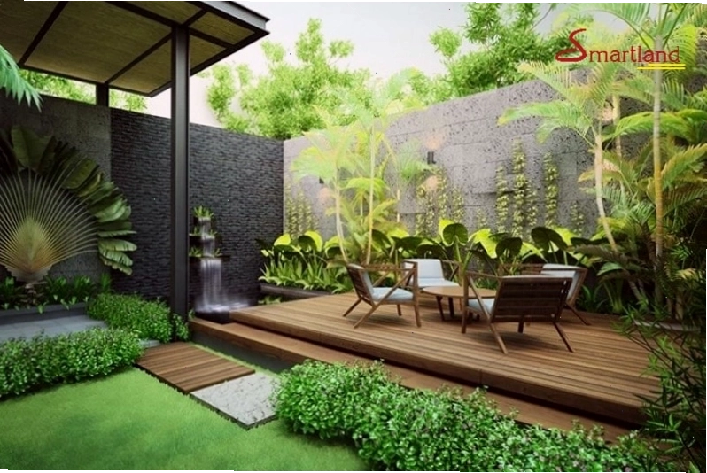 Thiết kế sân vườn có tường cây xanh mát, tạo điểm nhấn cho không gian