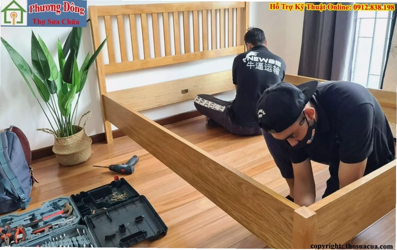 Thợ đang thực hiện tháo lắp vận chuyển đồ gỗ tại Cầu Giấy