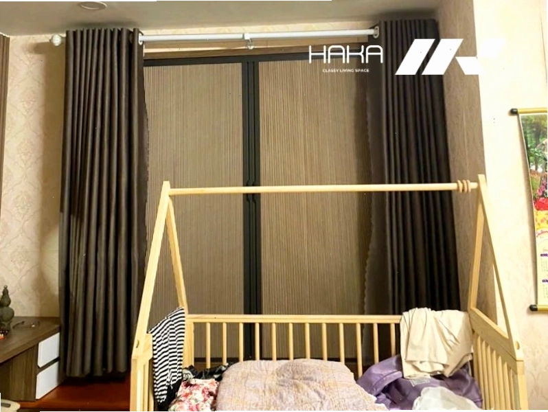 Thợ kỹ thuật đang tiến hành lắp đặt rèm tổ ong che nắng cho cửa sổ tại công trình