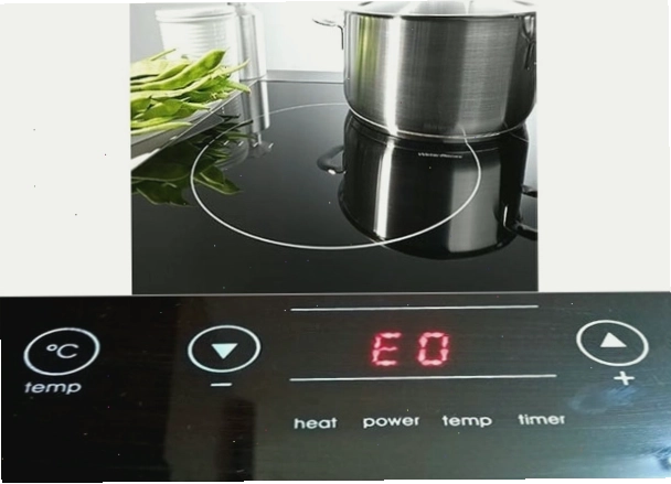 Thợ sửa bếp từ đang tiến hành sửa chữa tại nhà khách hàng