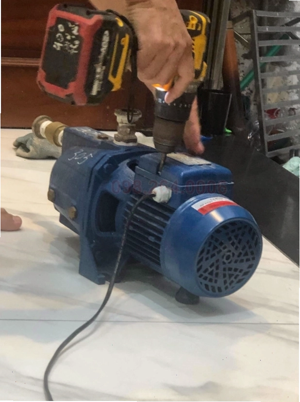 Thợ sửa chữa máy bơm nước đang kiểm tra tình trạng máy