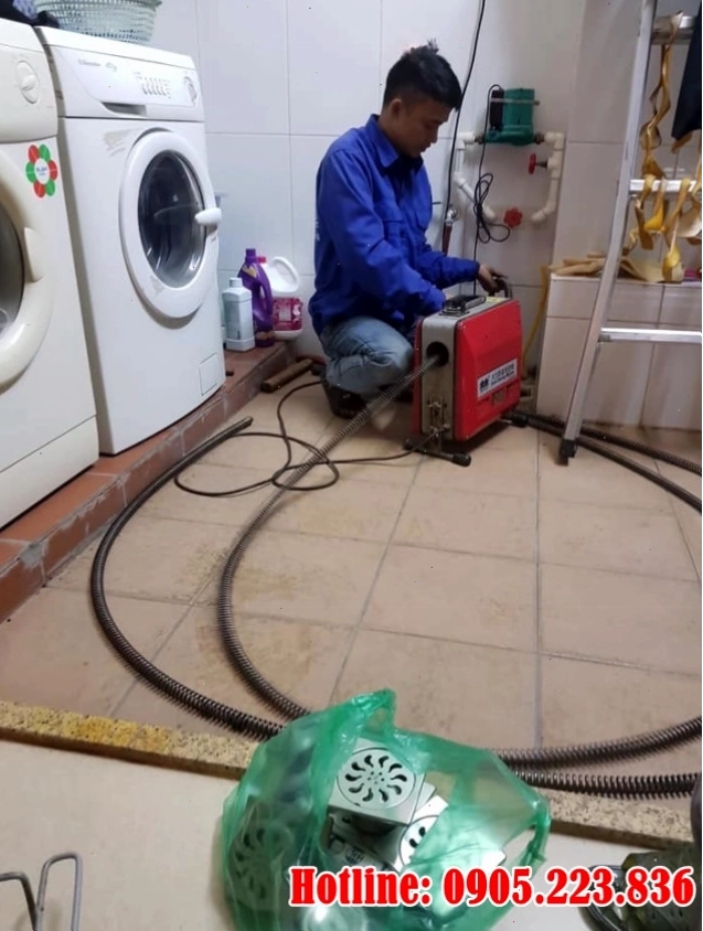 Thợ thông cống chuyên nghiệp đang làm việc