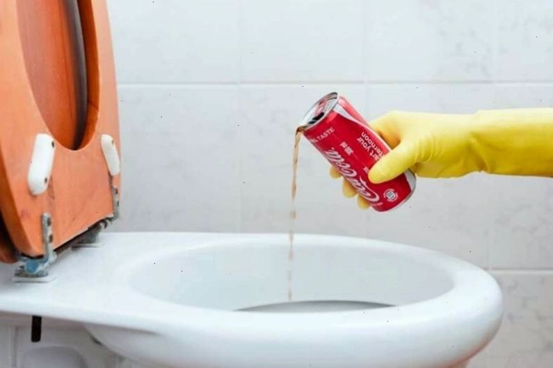 Thông bồn cầu bằng muối và nước nóng