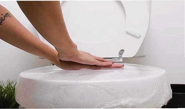 Thông bồn cầu bị tắc bằng màng bọc thực phẩm