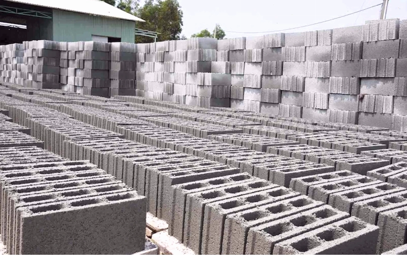 Tổng quan về gạch block, bao gồm định nghĩa, ưu nhược điểm và các ứng dụng phổ biến