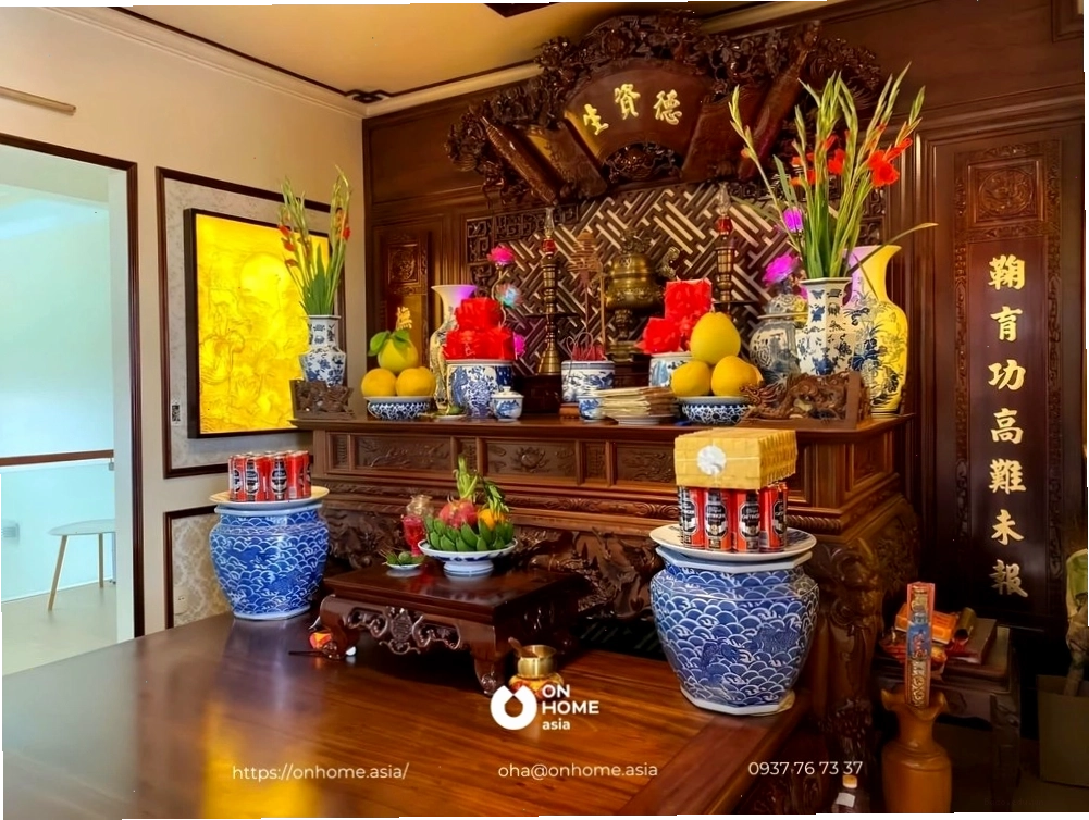 Trang trí bàn thờ ngày Tết ấm cúng với bình hoa và lư hương