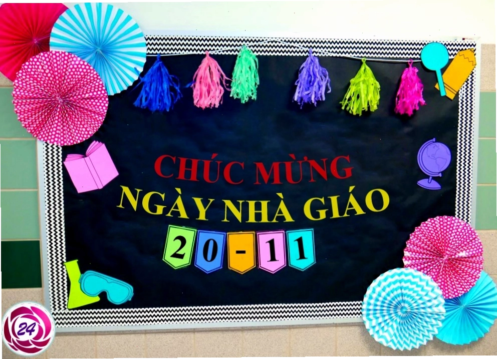 Trang trí bảng đen bằng hoa giấy tạo ấn tượng cho thầy cô