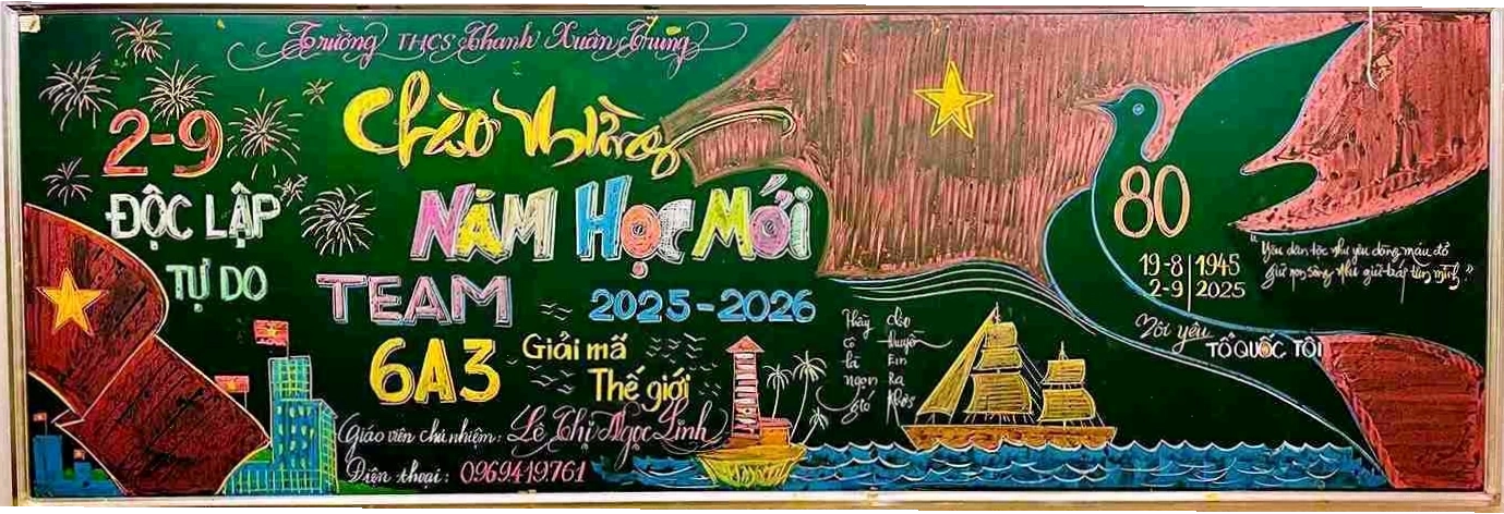 Trang trí bảng lớp với gam màu trang trọng