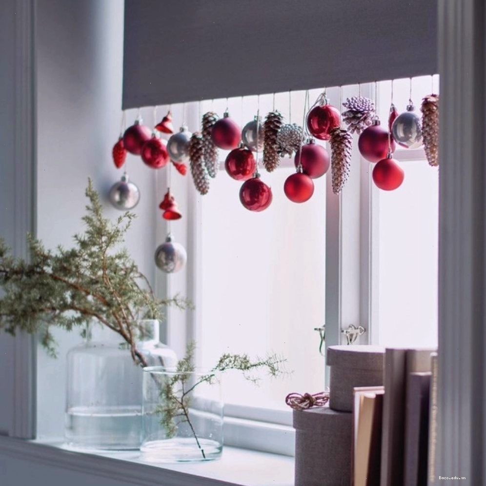 Trang trí Noel cho cửa sổ với những quả cầu đỏ (nguồn: sưu tầm)