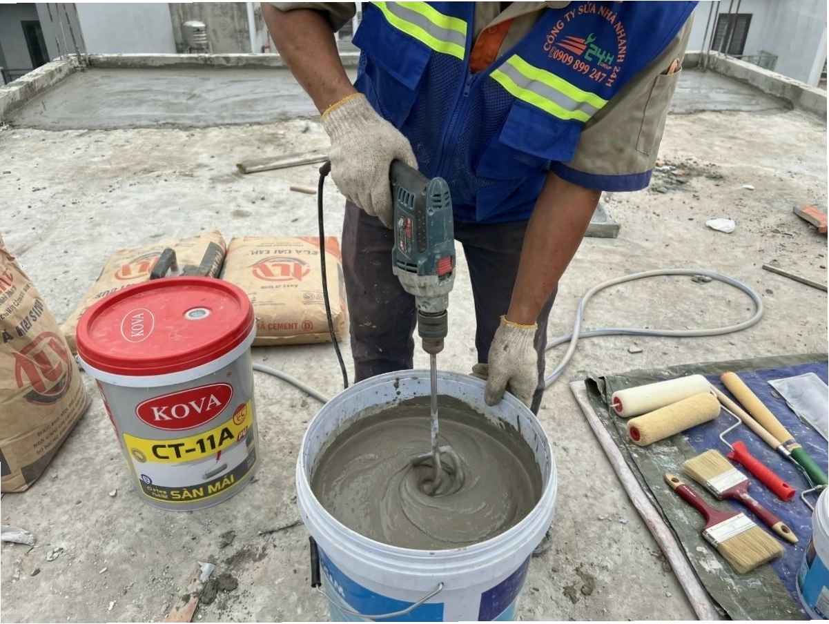 Trộn xi măng với Kova CT-11A theo tỷ lệ thích hợp