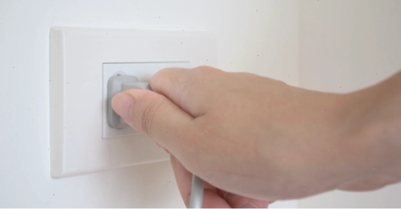 Trước khi bắt đầu, hãy đảm bảo tủ lạnh đã được rút điện