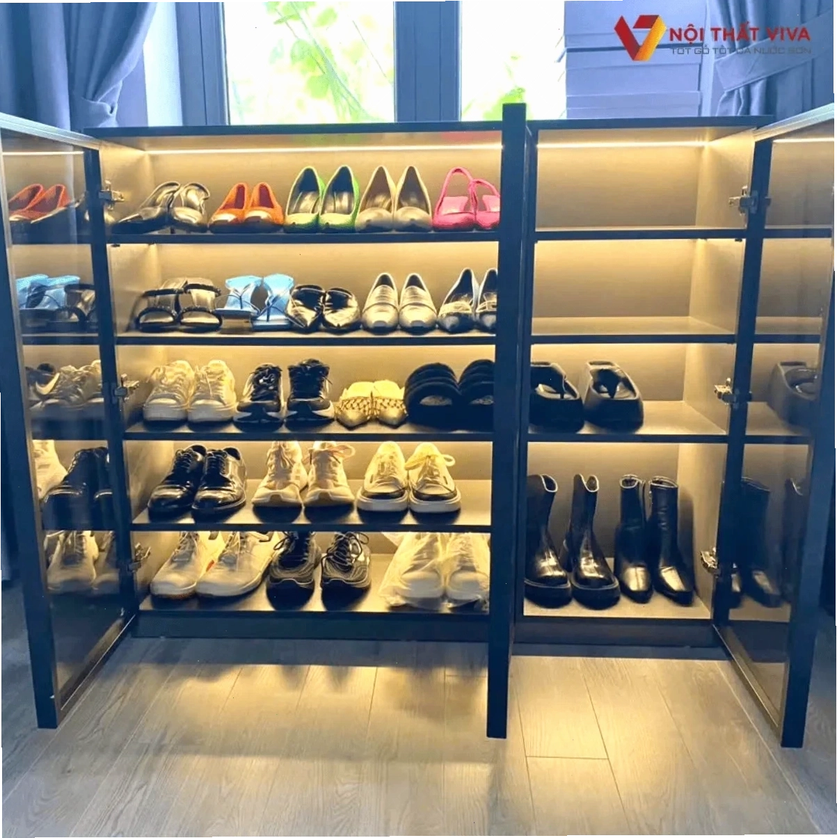 Tủ kính trưng bày điện thoại và các thiết bị công nghệ