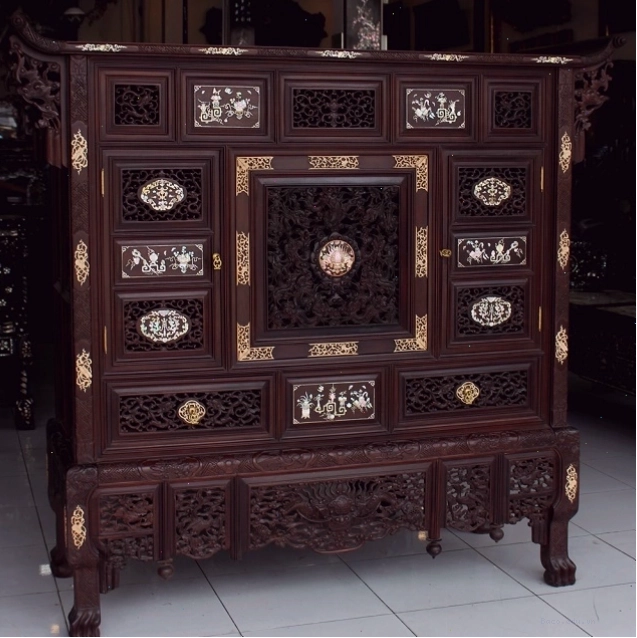 Tủ thờ gỗ trắc với các chi tiết chạm khắc cầu kỳ, tinh xảo