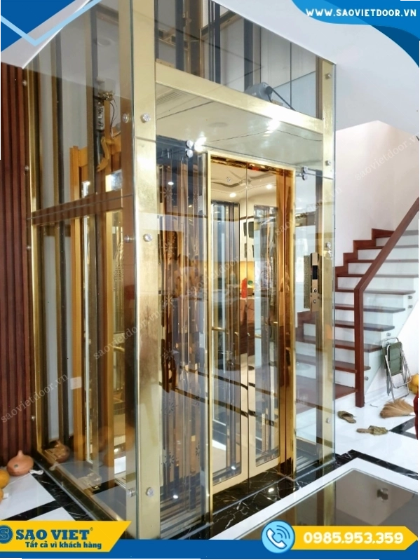Vách kính thang máy với thiết kế đẹp mắt làm tăng tính thẩm mỹ cho ngôi nhà