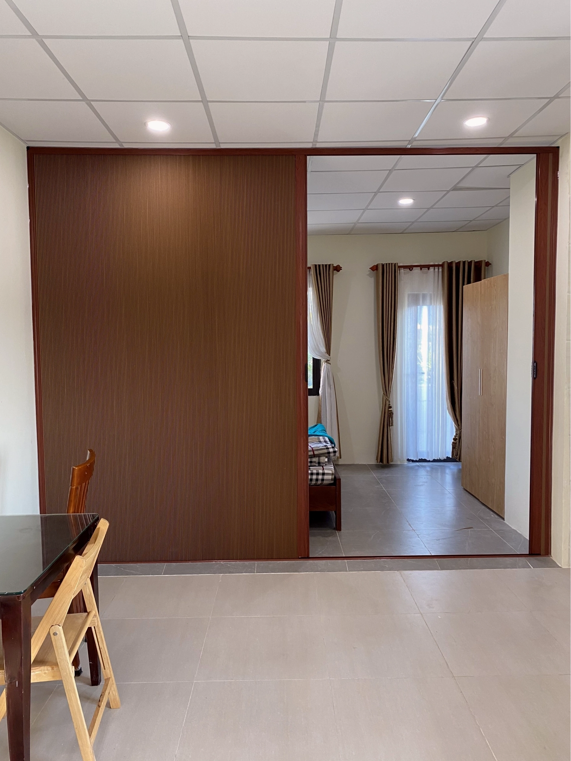 Vách ngăn di động giúp phân chia không gian một cách linh hoạt và tiện lợi