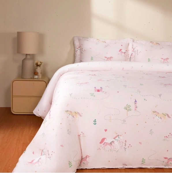 Vải gấm Xứ sở thần tiên với họa tiết phép thuật, màu sắc rực rỡ