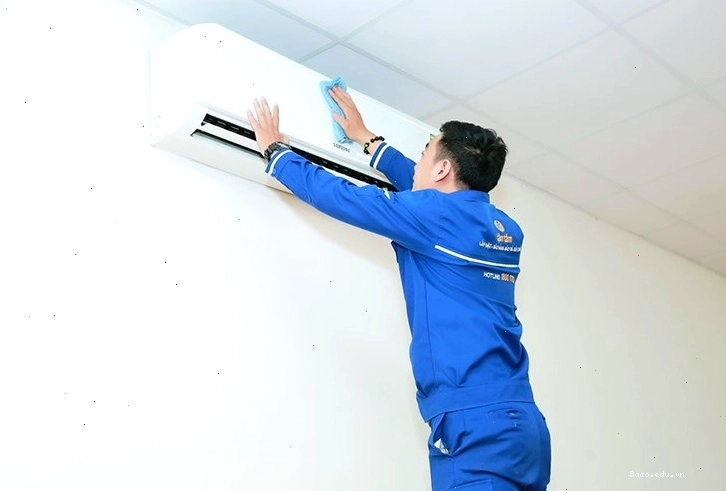 Vệ sinh máy lạnh định kỳ để đảm bảo hiệu suất