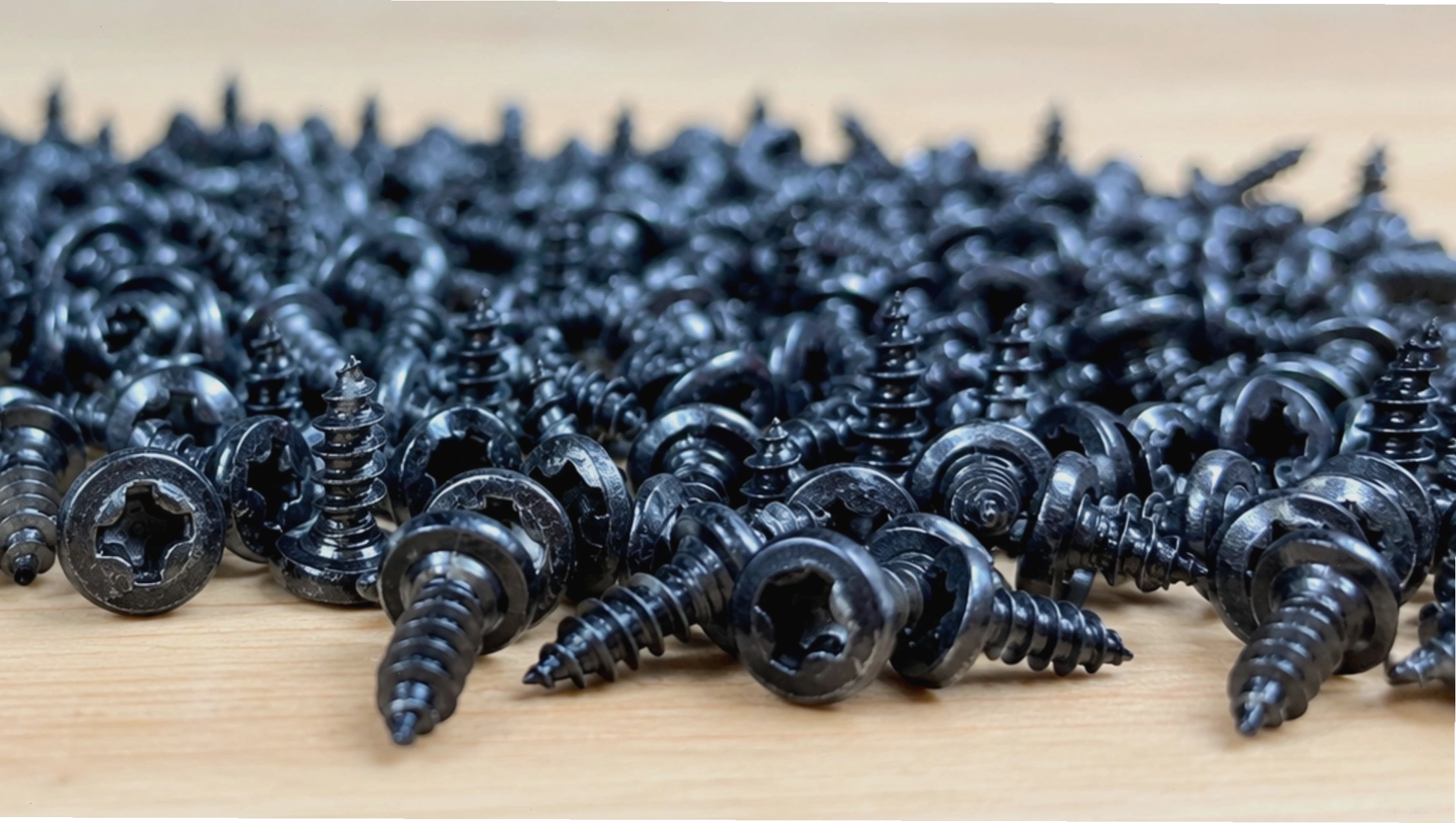 Vít nhọn mini đầu dù màu đen chịu lực tốt, ứng dụng linh hoạt trong đồ chơi DIY