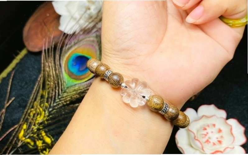 Vòng tay trầm hương Tứ Diệp Bảo mang ý nghĩa may mắn