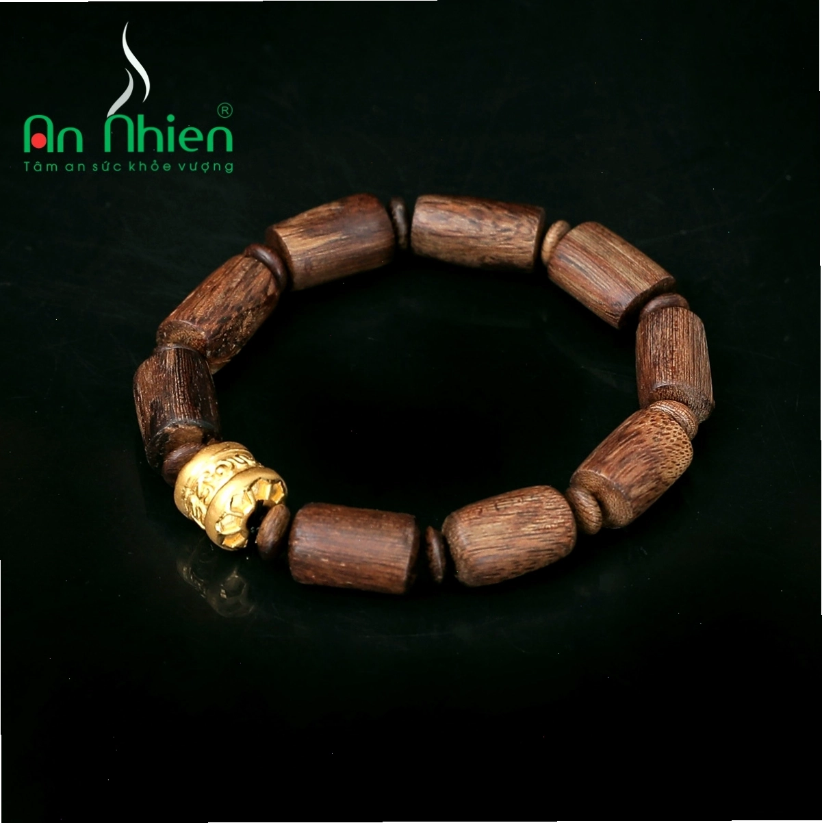 Vòng tay trầm hương tự nhiên được bọc vàng tinh xảo, mang lại vẻ đẹp sang trọng và giá trị phong thủy cao