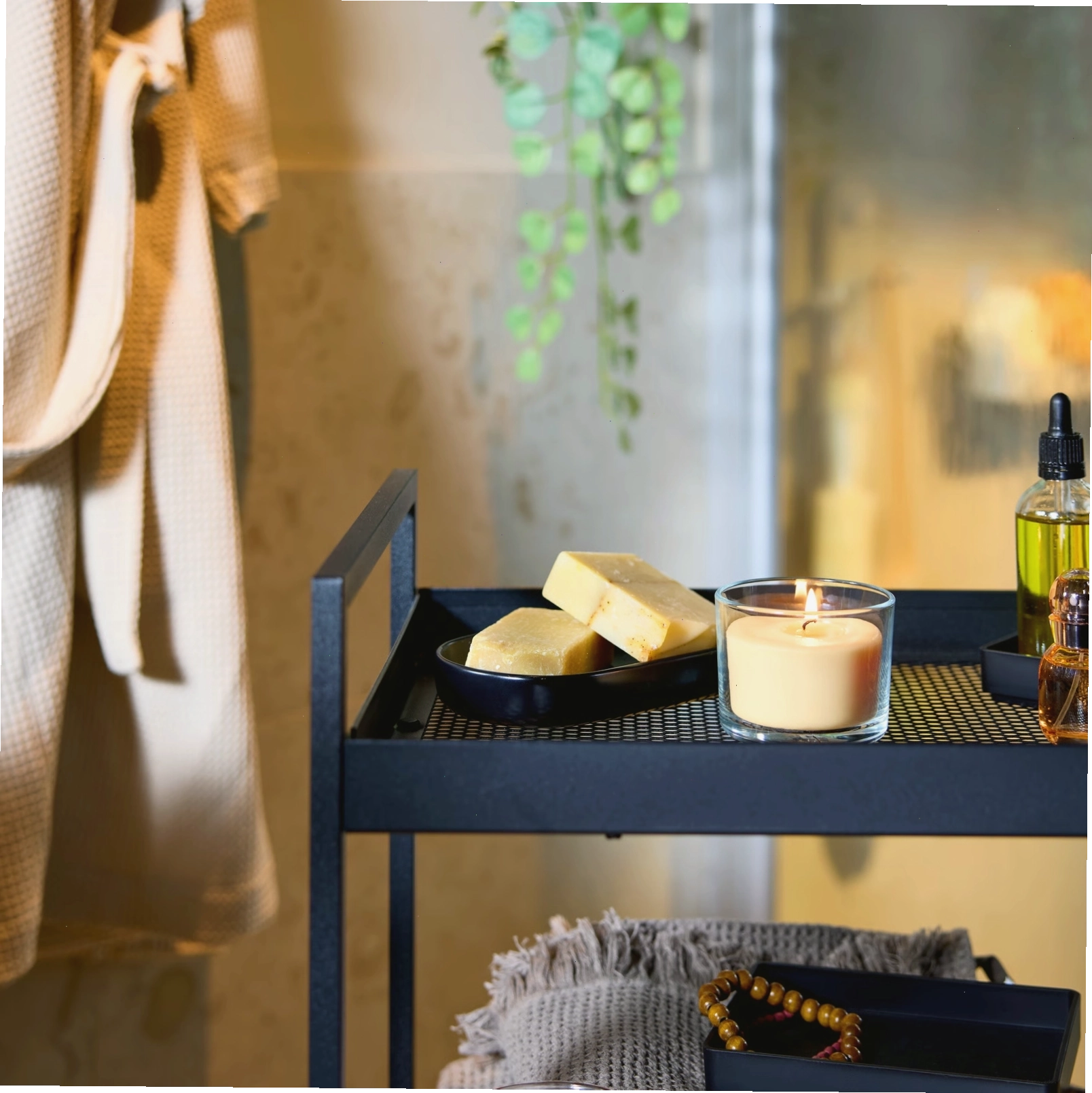 Xe đẩy bar màu đen với nến, xà phòng và dầu trên đó, đa chức năng và tiện lợi
